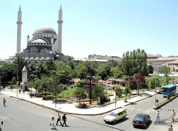 <p><strong>Bingöl</strong><br />
<br />
GS: % 39<br />
FB: % 31<br />
BJK: % 18</p>
