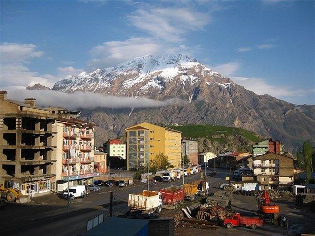 <p><strong>Hakkari</strong><br />
<br />
GS: % 37<br />
FB: % 33<br />
BJK: % 21</p>