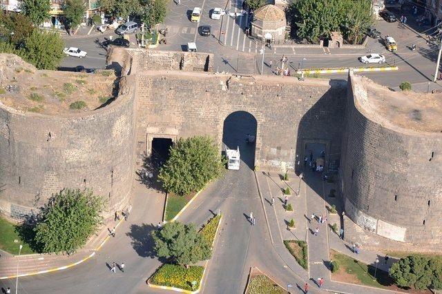 <p><strong>Diyarbakır</strong></p>
<p>Kayıtlı Suriyeli: 29,753</p>
<p>Şehir Nüfusu: 1,673,119</p>
<p>İl nüfusu ile karşılaştırma yüzdesi: 1.78</p>