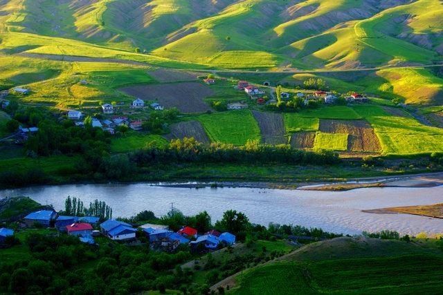 <p><strong>Erzincan</strong></p>

<p>Kayıtlı Suriyeli: 179</p>

<p>Şehir Nüfusu: 226,032</p>

<p>İl nüfusu ile karşılaştırma yüzdesi: 0.08</p>
