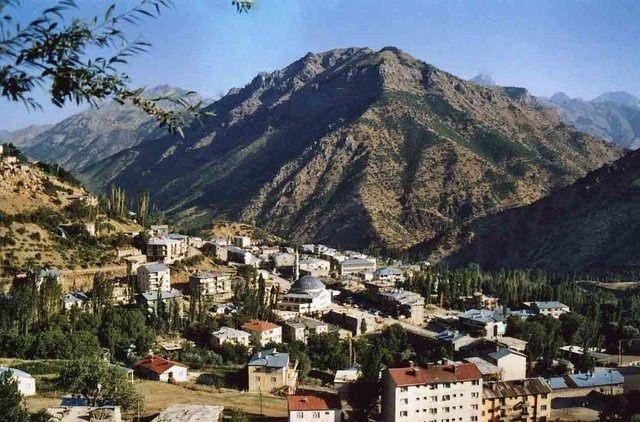 <p><strong>Hakkari</strong></p>

<p>Kayıtlı Suriyeli: 1,000</p>

<p>Şehir Nüfusu: 267,813</p>

<p>İl nüfusu ile karşılaştırma yüzdesi: 0.37</p>
