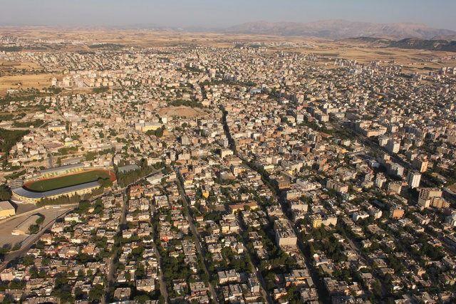 <p><strong>Isparta</strong></p>

<p>Kayıtlı Suriyeli: 6,385</p>

<p>Şehir Nüfusu: 427,324</p>

<p>İl nüfusu ile karşılaştırma yüzdesi:  1.49</p>
