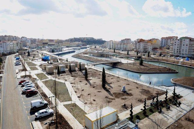 <p><strong>Kırşehir</strong></p>
<p>Kayıtlı Suriyeli: 870</p>
<p>Şehir Nüfusu: 229,975</p>
<p>İl nüfusu ile karşılaştırma yüzdesi: 0.38</p>