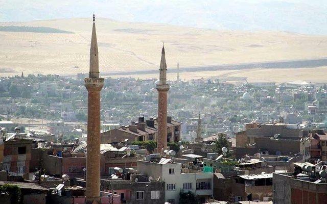 <p><strong>Siirt</strong></p>

<p>Kayıtlı Suriyeli: 3,372</p>

<p>Şehir Nüfusu: 322,664</p>

<p>İl nüfusu ile karşılaştırma yüzdesi: 1.05</p>
