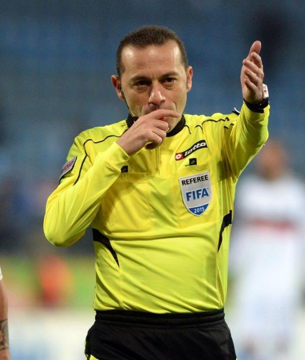 <p><strong>Galatasaray: Çakır Şaibeli</strong><br />
<br />
Eski başkan Ünal Aysal, 2-1 Galatasaray'ın kazandığı Fenerbahçe derbisi öncesi 'Çakır şaibelidir.' demişti. Daha sonra gelen Duygun Yarsuvat ise 'Türkiye'nin en iyi hakemi, onunla iftihar ediyoruz' ifadesini kullanmıştı.</p>