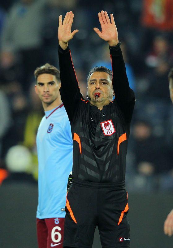 <p>'Alo ben Hacıosmanoğlu'<br />
<br />
19. haftadaki Fenerbahçe - Trabzon maçına, ilk yarıdaki maçı tatil eden Bülent Yıldırım'ın atanması Bordo-Mavililer'i kızdırdı. Trabzon Başkanı İbrahim Hacıosmanoğlu'nun maçtan önce Yıldırım'ı arayıp, 'Maçı nasıl yönetmesi' konusunda konuştuğunu itiraf etmesi tarihe geçti! Kadıköy'deki maç 0-0 bitti.</p>