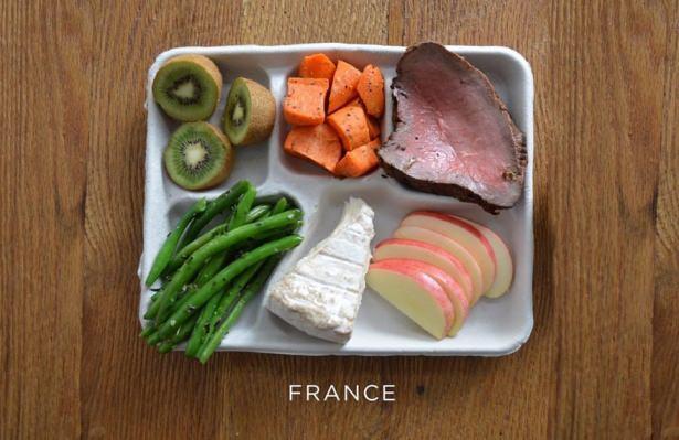<p>Fransa</p>

<p>Taze hazırlanmış ve kaliteli bir restaurant kıvamındaki öğle yemeği menüsüyle şaşırtıyorlar. </p>

<p>Lahana ve domates salatası, dilim ekmek ve peynir, roast beef, patates, mevsim yeşillikleri ve kivi. </p>
