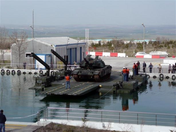 <p>TSK´nın gözbebeği SAMUR!</p>

<p> </p>

<p>Savunma Sanayii Müsteşarlığı (SSM) ile FNSS Savunma Sistemleri AŞ arasındaki Seyyar Yüzücü Hücum Köprüsü (SAMUR) Sözleşmesi kapsamında yarın kalifikasyon testleri yapılacak.</p>
