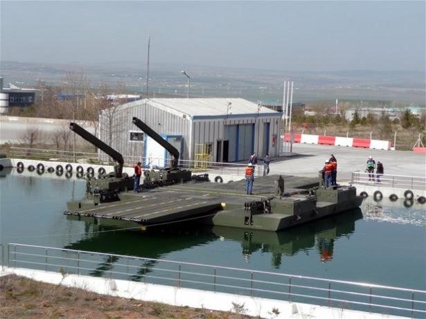 <p>Testlerin tamamlanmasının ardından Savunma Sanayii Müsteşarı Murad Bayar başkanlığındaki bir heyet, köprü seti kurulumuna ilişkin tanıtım gösterisine katılacak.</p>
<ul>
</ul>