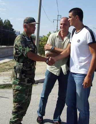 <p>Kutluay birliğine teslim olurken.</p>
<p> </p>