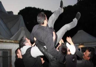 <p>Arkadaşları Ali Sunal'ı askerlik görevini yaptığı Mardin'e böyle göndermişti.</p>
<p> </p>