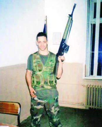 <p>Duman grubunun solisti Kaan Tangöze'nin askerlik hatırası... Bu kez elinde gitar yerine silah var. Tangöze askerliğini Erzurum'da yaptı.</p>
<p> </p>