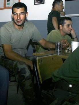 <p>Kenan İmirzalıoğlu Edirne'nin Süloğlu ilçesinde bulunan 54. Mekanize Piyade Tugay Komutanlığı'nda askerlik yaptı.</p>
<p> </p>