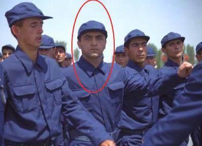 <p>Yılmaz Erdoğan, vatani görevini yaptığı Kütahya'da yemin töreninde.</p>
<p> </p>