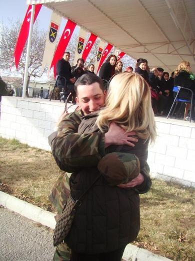 <p>Erzincan'da gerçekleştirilen yemin töreninde, annesi Lale Manço ile abisi Doğukan Manço bu anlamlı gününde Batıkan Manço'yu yalnız bırakmadılar.</p>

<p> </p>
