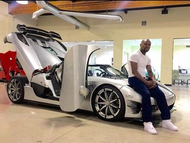 <p><strong>Floyd Mayweather</strong><br />
<br />
Koenigsegg CCXR Trevita marka fiyatı ise 4.8 milyon dolar. Amerikalı boxsör, otomobilin dünyada sadece 2 tane üretildiğini ve ABD'de tek olduğunu söyledi.</p>
<p> </p>