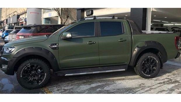 <p>Aracına çeşitli modifiyeler de yaptıran yakışıklı oyuncu, arabasını haki yeşiline boyattı. Ulusoy'un 160 bin TL'lik otomobiline yaklaşık 50 bin TL harcadığı konuşuluyor. İşte bazı ünlü isimlerin bilinen otomobilleri...</p>