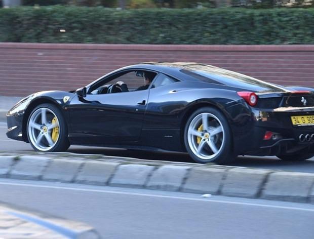 <p><strong>Acun Ilıcalı</strong><br />
<br />
Acun Ilıcalı, önceki gün Ferrari marka otomobiliyle Etiler’deydi. Serafina adlı mekandan çıkan Ilıcalı, spor arabasıyla dikkat çekti.</p>
<p> </p>
