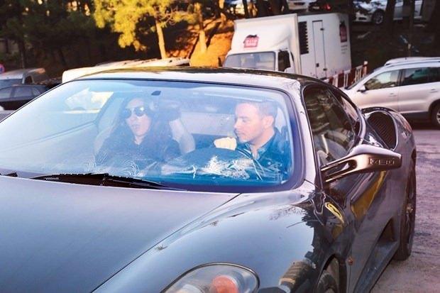 <p><strong>Sinan Akçıl</strong><br />
<br />
Önceki gün Maslak'ta bulunan bir stüdyoya fotoğraf çekimi için giden Sinan Akçıl, Ferrari F430 Spider otomobiliyle objektiflere takıldı. 500 bin dolar (yaklaşık 1 milyon 750 bin TL) değerindeki aracın arkadaşına ait olduğunu söyleyen şarkıcı, "Dört gündür deniyorum. Beğenirsem alacağım" dedi.</p>
<p> </p>