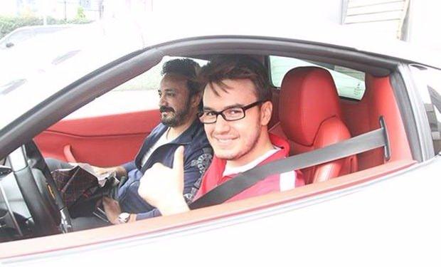 <p><strong>Mustafa Ceceli</strong><br />
<br />
Şarkıcı Mustafa Ceceli, Etiler’de son model Ferrari ile objektiflere takıldı. Gazetecileri karşısında gören Ceceli, “Emanet araba! Arkadaşımın spor aracıyla test sürüşü yaptım. Kim istemez ki böyle bir otomobili olsun? Ama asfaltı ağlatmak bana göre değil. Hızı ancak trafiğe kapalı alanda yapabilirim” dedi.</p>
<p> </p>