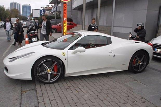 <p>35 yaşındaki Ceceli’nin “Arkadaşımın” dediği 2 milyon TL’lik Ferrari’nin kendisine ait olduğu öne sürüldü.</p>
