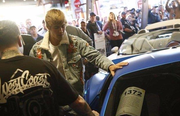<p>Öte yandan önceki gün Los Angeles’ta görüntülenen genç popçu, The Weeknd’in şarkılarını dinleyemediğini söyledi. Bieber, daha önce de eski sevgilisi Selena Gomez’in The Weeknd’le ilişkisi hakkında, “Selena’nın tek derdi reklamını yapmak” şeklinde konuşmuştu</p>