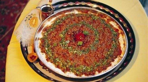 <p><strong>Bayburt</strong></p>

<p> Tel helvası, tatlı çorba, galaçoş, ekşi lahana, lor dolması, <br />
yalancı dolma. </p>
