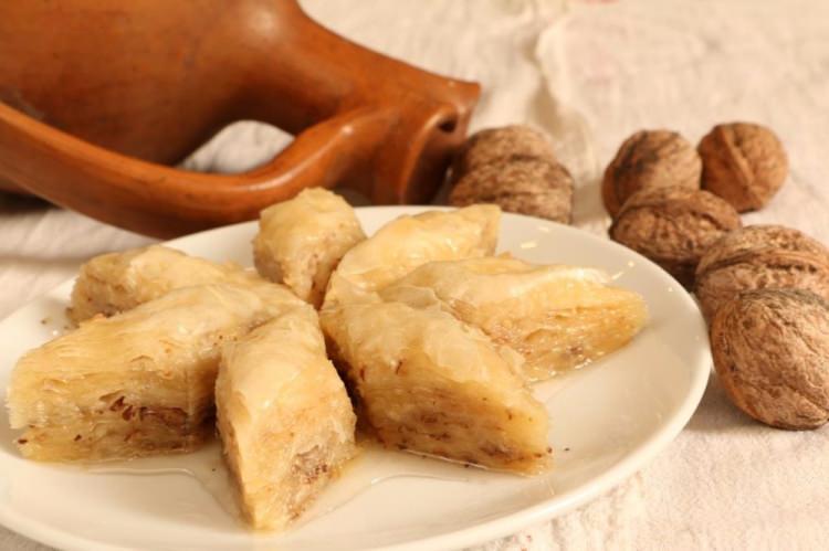 <p><strong>Zonguldak</strong></p>

<p> Çaycuma yoğurdu, Osmanlı çileği, Devrek simidi, beyaz baklava, kızılcık, cevizli dolma.</p>
