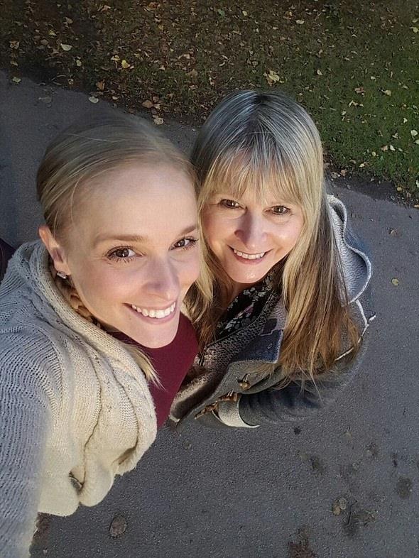 <p>Bu ikilide ise, fotoğrafın solundaki Emily-Jayne Hinds (33), sağında annesi Linda Blair(61) yaşında.</p>