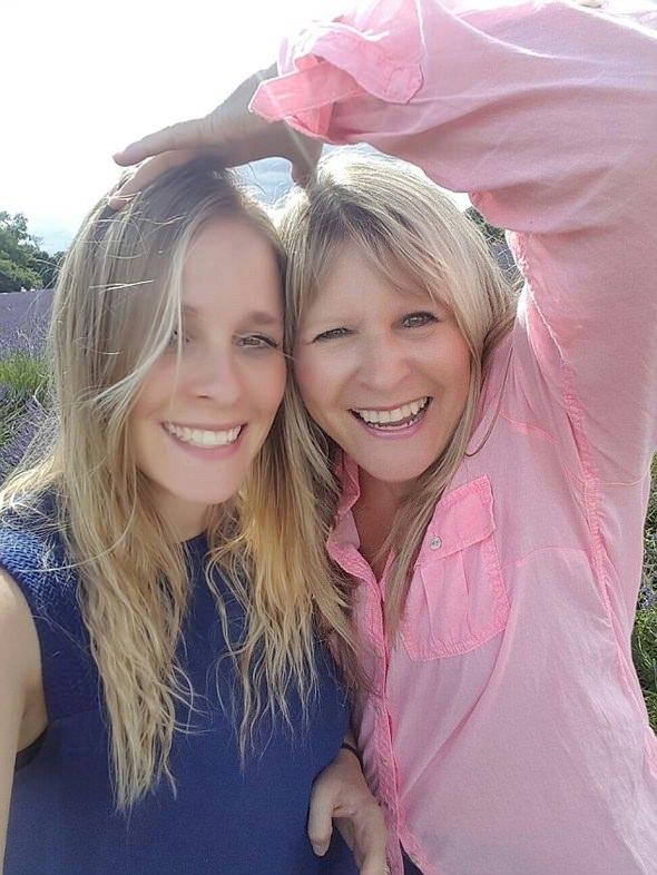 <p>Fotoğrafın solundaki Emily-Jayne Hinds (33), sağında annesi Jillian Bath (61) yaşında.</p>
