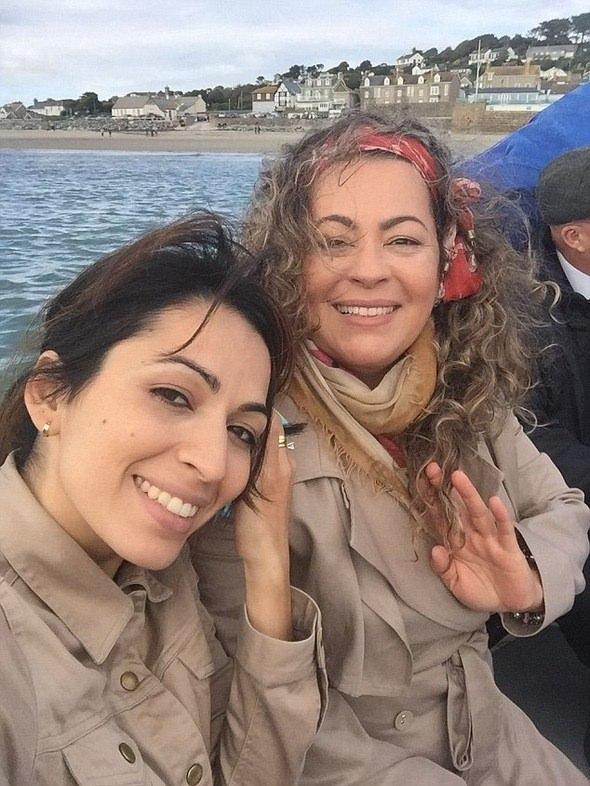 <p>Fotoğrafın solundaki Andressa Rodrigues (32), sağında annesi Marizete Souza (51) yaşında.</p>