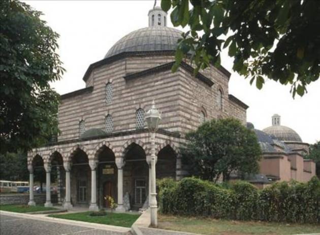 <p>HASEKİ CAMİİ: Haseki Camii, İstanbul'un Fatih ilçesinde Haseki ile Cerrahpaşa semtleri arasında Avratpazarı'nda bulunan Kanuni Sultan Süleyman'ın eşi Hürrem Sultan tarafından Kanuni Süleyman'ın eşi Haseki Sultan için 1538-1551 arasında tamamlanmıştır Mimarı Sinan'dır.</p>