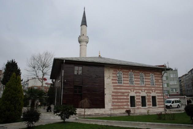 <p>HAS ODABAŞI CAMİİ : Has Odabaşı Behruz Ağa Camii, bir Mimar Sinan camiidir. Etrafındaki yerleşim bölgesi de Odabaşı semti olarak adlandırılır. Çapa'ya çıkan Başvekil caddesi ile Mevlanakapı caddesi ve Ahmet Vefik Paşa caddeleri kavşağındaki Odabaşı semtindedir. Mevlanakapı caddesindeki ana kapısından avluya girildiğinde Has Odabaşı Behruz Ağa'nın mezarı soldadır. Sağda şadırvan, tuvalet, imam odaları vardır. İkinci avlu kapısı kıble yönündeki caddededir.</p>