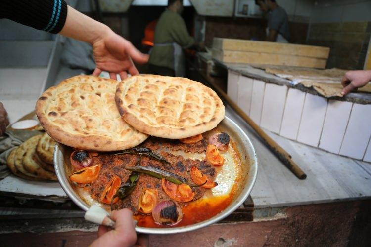 <p>Haydar Öter, hemen hemen herkesin bu lezzeti beğendiğini, tepside kuru ya da sulu olarak servis edidliğini, kağıt kebabını yola çıkacak olup acelesi olanların tercih ettiğini o yüzden dürüm yaptırarak tükettiklerini belirtti.</p>
