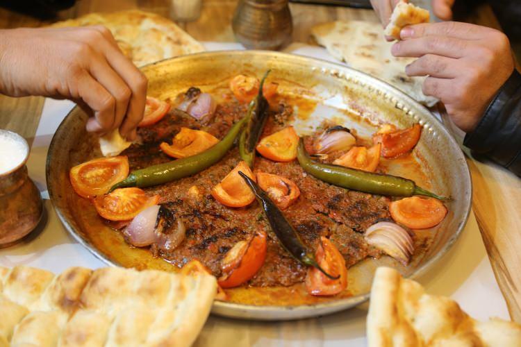 <p>Bu kebabın çok lezzetli olduğunu ve bir yiyenin bir daha vazgeçemediği ifade eden Öter, il dışından misafirler geldiğinde mutlaka tepsi ya da kağıt kebap yedirdiklerini söyledi. </p>
