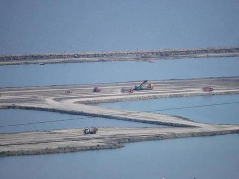 Pist yaklaşık 3 bin metre olacak ve bunun bin 800 metresi geçildi. Bu bin 800 metrenin bin metresinde ise sıcak asfalt çalışmaları tamamlandı.