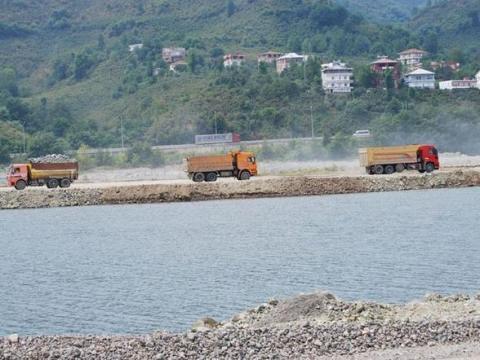 Bu asfalt için alana 20 bin ton sıcak karışım döküldü, toplamda da havalimanı inşaatına 13 milyon taş döküldü.