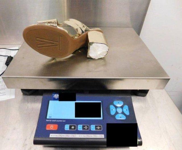<p>Şüpheli hareketleri nedeniyle xray cihazından geçirilen kadının elbise, kozmetik ürünleri ve sandaletlerinin içine özenle gizlenmiş 4.4 kilogram kokain bulundu.</p>
<p> </p>