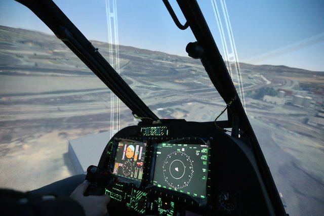 <p>ATAK helikopteri pilotlarının eğitimi için üretilen simülatörler, özel bir versiyonla ilk kez 13. Uluslararası Savunma Sanayii Fuarı'nda (IDEF'17) sergilenecek</p>

<p>Özellikle helikopterlerin başına en çok gelebilecek; elektrik tellerine takılma, motoru arızası gibi eğitimler simülatörlerde defalarca tecrübe edilerek benzer bir durum uçuşta meydana gelirse pilotların kaza kırım durmunda bunun üstesinden gelebilmesine yönelik eğitimler veriliyor.</p>
