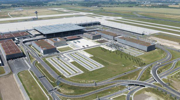 <p>Ortalama 27 milyon yolcuya ev sahipliğiyle Avrupa’nın en kalabalık havaalanlarından biri olacağı tahmin edilen Brandenburg’un, 2019 yılında kullanıma açılması düşünülüyor.</p>

<p> </p>
