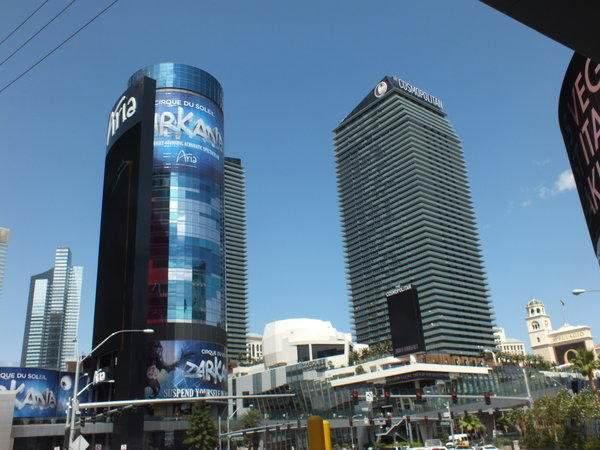 <p><strong>Harmon Hotel, Las Vegas</strong><br />
Maliyeti 282 milyon dolar olan yapı Foster & Partners firması tarafından bir butik otel olarak tasarlandı.</p>