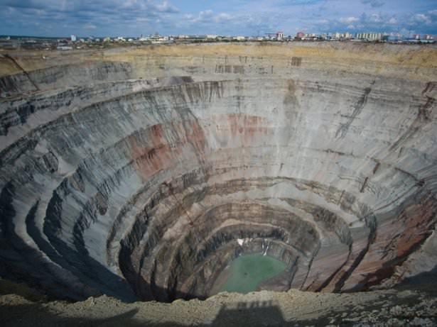 <p><strong>Mirny Elmas Madeni, Rusya</strong><br />
Aslında elmas madeni olan bu çukur, ulaşımının zorluğunun yanı sıra büyük risklere de sahip.</p>