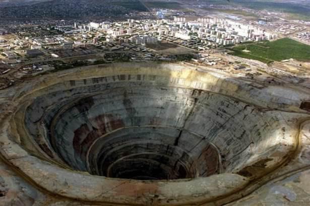 <p>Araştırmalar sonucunda açılan çukur o kadar büyük ki etkisiyle yakınından geçen uçakları içine çekme riskine sahip.</p>
<p> </p>
