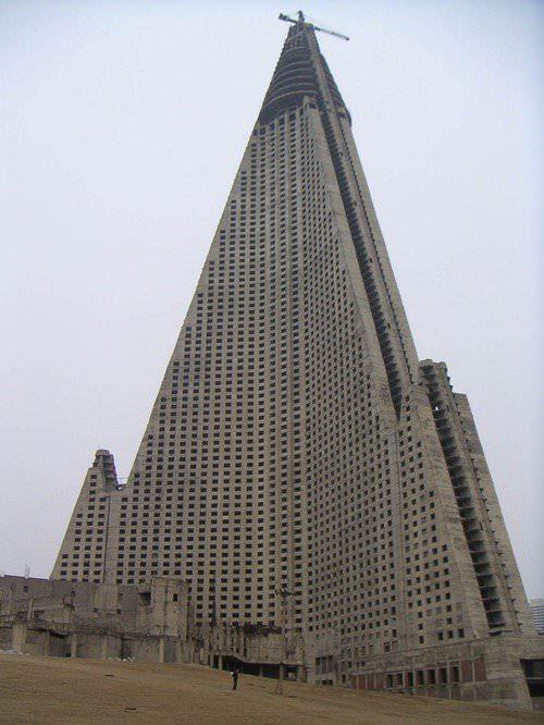 <p><strong>Ryugyong Oteli, Kuzey Kore</strong><br />
1989 yılında ülkenin en uzun binası ünvanına sahip olan ve içerisinde yedi resturant bulunan bu hotel açılmak için hazırlıklarını tamamlamıştı.</p>