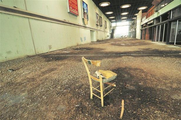 <p>Kıbrıs’ta bölünmüşlüğün simgesi Yeşil Hat içinde kalan Lefkoşa Uluslararası Havaalanı 40 yıldır faaliyet göstermiyor. Çürümeye yüz tutmuş havaalanında savaş izlerini hâlâ görmek mümkün.</p>
