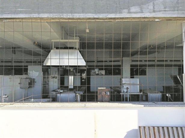 <p>Havaalanı tam donanımlı olarak 1968’de faaliyete geçti. Terminal binası inşa edildi. O dönem teknolojik olarak bölgenin en gelişmiş havaalanıydı. Açılışını Başpiskopos Makarios yaptı. Otomatik kapılar, gün ışığından yararlanılan sistemler, poliklinik, duty free’ler, restoranlarla çağının modern arzularını gösterişle sergiliyordu. VIP ve normal yolcu salonundaki koltuklar aynı özelliklere sahip, hepsi deriydi.</p>
