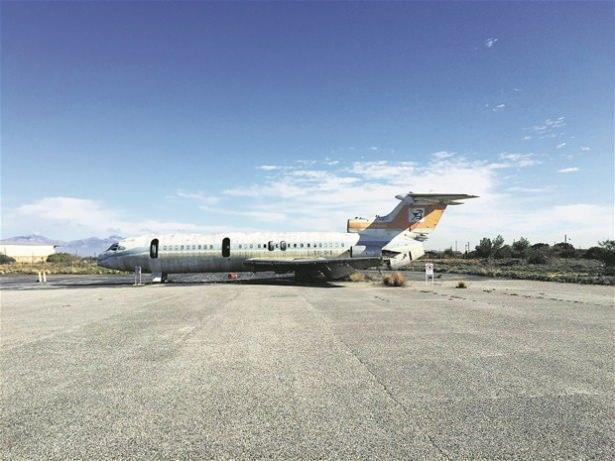 <p>Kıbrıs Havayolları’na ait Hawker Siddeley HS-121 Trident 2E modeli Jet uçağı ise hâlâ vurulduğu yerde geçmişin yasını tutuyor... Savaş sırasında burun ve kanat kısmından vurularak kalkması engellenen uçak, dönemin en modern uçakları arasındaydı. 80 yolcu kapasitesi vardı. İngiltere’ye 3 saat 15 dakikada uçuyordu. Dünyaca ünlü isimleri taşıyan uçağın motorları, Rumlar tarafından alındı. O dönem hava yollarına ait 4 uçaktan biriydi. Birincisi bombalanarak imha edildi, birisi İngiltere’de Savaş Müzesi’nde. Sonuncusu ise kullanılıyordu ama sonrasında jilet oldu.</p>