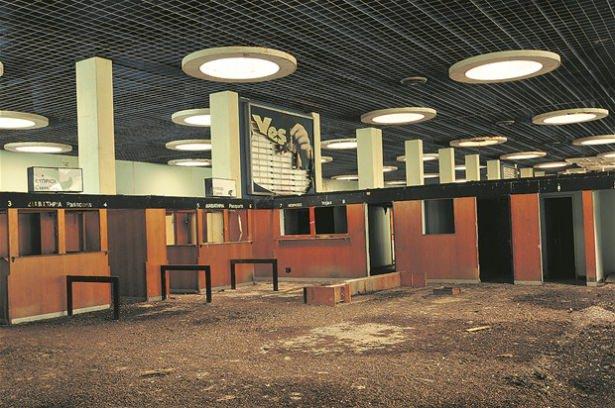 <p>Tahta iskemlelerin bile çürüdüğü, pahalı deri koltuklarla döşenmiş bekleme salonunun izbeye döndüğü, kalkış pistini otların bürüdüğü havaalanının Kıbrıslıların ortak hafızasında pek çok anısı var. Kıbrıs Türk Ticaret Odası Başkanı Fikri Toros, buranın havaalanı olarak açılmasına karşı çıkarak “Ada’da</p>

<p>3 havaalanı var” dedi. Ticaret Odası Eski Başkanı Erdil Nami de ilginç bir anısını anlatıyor ve “Nişanlımı yurt dışına buradan yolcu ediyordum” diye konuşuyor. Havaalanının ‘ortak pazar’ olarak kullanılması önerisini yaptıklarını kaydeden Nami, “Ama bu konuda gereken çabayı gösterilmeyince proje durdu” diyor.</p>
