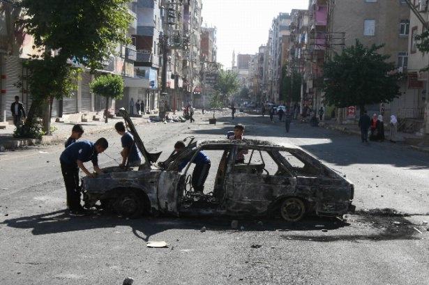 <p>Diyarbakır’da, IŞİD’in Kobane’ye saldırısını protesto etmek isteyen gruplar kenti savaş alanına çevirdi. Araçların yakılıp yolların barikatlarla kapatıldığı kent, hayalet şehre büründü. Vatandaşlar sabahın erken saatlerinde ekmek almak için fırınların önünde uzun kuyruklar oluşturdu.<br />
<br />
<span style="font-size:13px; line-height:1.6">Diyarbakır’da önceki gün başlayan ve dün gece artarak devam eden olayların bilançosu gittikçe ağırlaşıyor. Dün çıkan olaylarda 8 kişi hayatını kaybederken, göstericiler kentin birçok noktasında araçları ateşe verip yolları barikatlar kurarak trafiğe kapattı. Sabah saatlerinde kent hayalet şehre bürünürken, Diyarbakır Valiliği sokağa çıkma yasağını yarın saat 06.00’a kadar uzattı.</span></p>