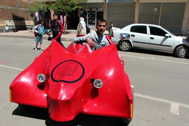 <p>Bir araba yapmak istiyordum, bir gün bir karton üzerinde hayalimdeki arabayı maket olarak yaptım. O gün hayalimdeki arabayı yapmaya karar verdim. Öncelikle arabanın motorunu aldım bir çok yer gezdim ve diğer parçaları da toparladıktan sonra yapmaya başladım. Şimdi arabam bitti ancak TSE belgesi olmadığı için plaka alamıyorum. Hayalim bir araba fabrikasında çalışarak yeni arabalar yapmak. Yaptığım arabanın fonksiyonları değiştirirsek engelliler içinde kullanılabilir. Şu an sadece mahalle aralarında kullanabiliyorum. Plakası ve resmi izni olmadığı için trafiğe çıkamıyorum. Araba bir çok kişinin ilgisini çekiyor, hatta benim yaptığıma inanmıyorlar" dedi.</p>